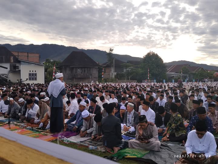 Masyarakat 4 Desa Koto Majidin Melaksanakan Shalat Idul Fitri Di Lapangan Bola